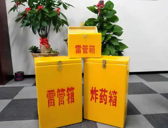 双塔玻璃钢炸药箱与普通炸药箱有什么区别？