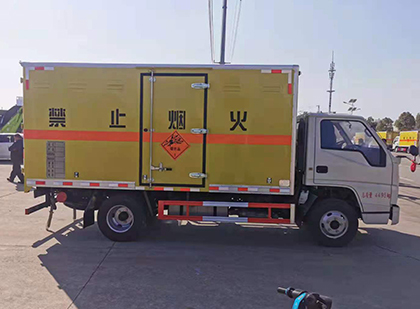 双塔爆破器材运输车工人安全操作规范与智能技术保障